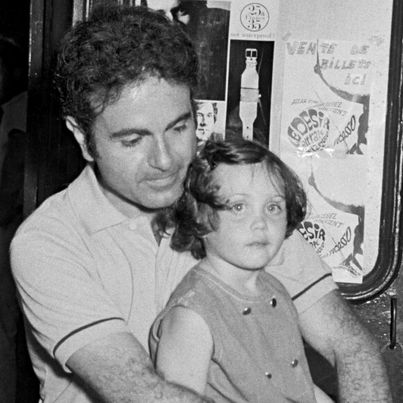 Archives - Guy Béart et sa fille Emmanuelle enfant à Saint-Tropez. 1967.