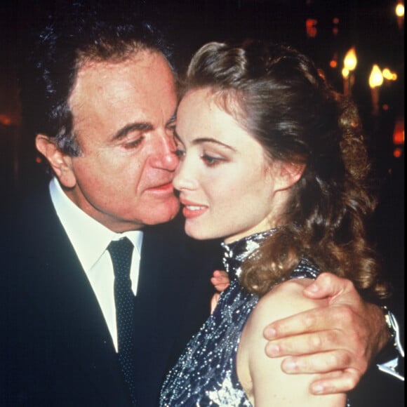 Archives - Guy Béart et sa fille Emmanuelle lors de la première du film "Manon des sources". Le 19 novembre 1986.