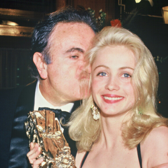 Emmanuelle Béart reçoit le César du second rôle féminin pour "Manon des sources" et son père Guy Béart en 1987.