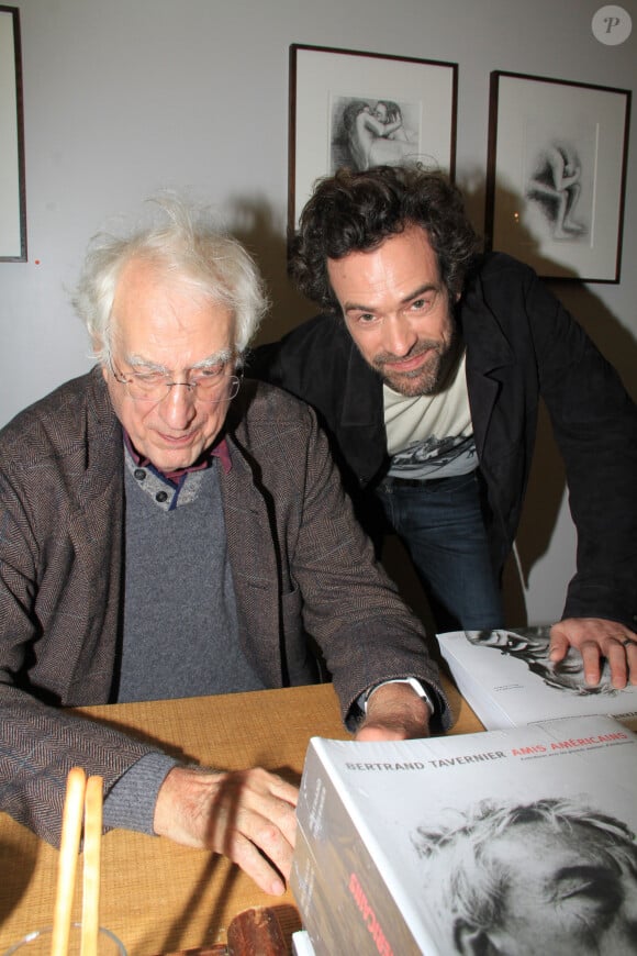 Exclusif - Bertrand Tavernier, Romain Duris - Bertrand Tavernier dédicace son livre "Amis Americains" lors de l'exposition Féroce de Romain Duris à la Galerie Cinéma à Paris le 26 novembre 2019.