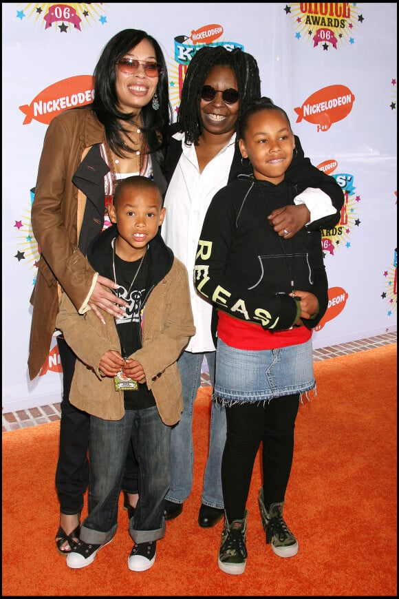 Whoopi Goldberg, sa fille et ses deux petits-enfants à Los Angeles en 2006.