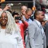 Whoopi Goldberg salue ses fans en quittant les studios de l'émission "Good Morning America" à New York, le 23 septembre 2019.