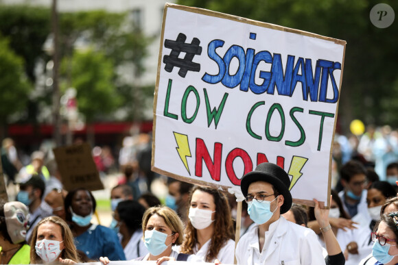 Manifestation des personnels soignants à l'appel des syndicats et collectifs hospitaliers, à Paris le 16 juin 2020. © Stéphane Lemouton / Bestimage
