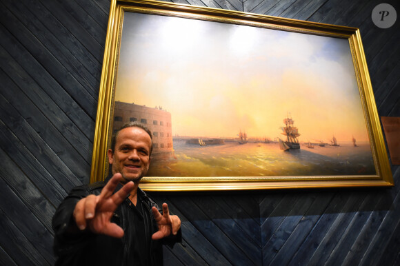 André Bouchet (Passe Partout dans l'émission "Fort Boyard") visite une l'exposition de Aivazovsky à l'école d'arts Anikushin à Saint-Petersbourg, le 27 août 2019.