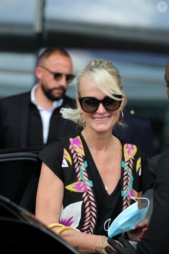 Laeticia Hallyday et ses filles Jade et Joy arrivent, avec des masques de protection contre l'épidémie de coronavirus (Covid-19), à l'aéroport de Paris-Charles-de-Gaulle à Roissy-en-France, France, le 18 juin 2020.