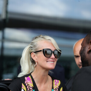 Laeticia Hallyday et ses filles Jade et Joy arrivent, avec des masques de protection contre l'épidémie de coronavirus (Covid-19), à l'aéroport de Paris-Charles-de-Gaulle à Roissy-en-France, France, le 18 juin 2020.