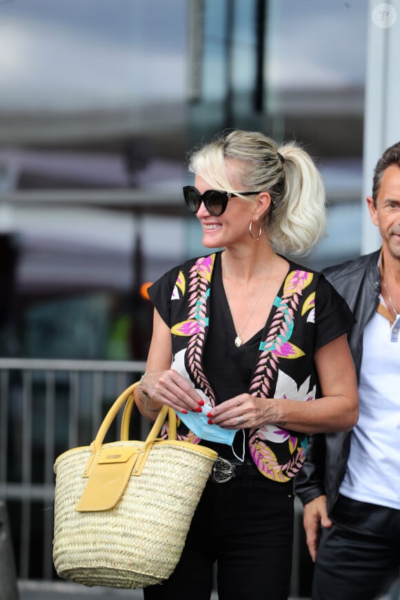 Laeticia Hallyday et ses filles Jade et Joy arrivent, avec des masques de protection contre l'épidémie de coronavirus (Covid-19), à l'aéroport de Paris-Charles-de-Gaulle à Roissy-en-France, France, le 18 juin 2020.