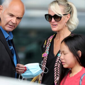 Laeticia Hallyday et ses filles Jade et Joy arrivent, avec des masques de protection contre l'épidémie de coronavirus (Covid-19), à l'aéroport de Paris-Charles-de-Gaulle à Roissy-en-France, France, le 18 juin 2020.