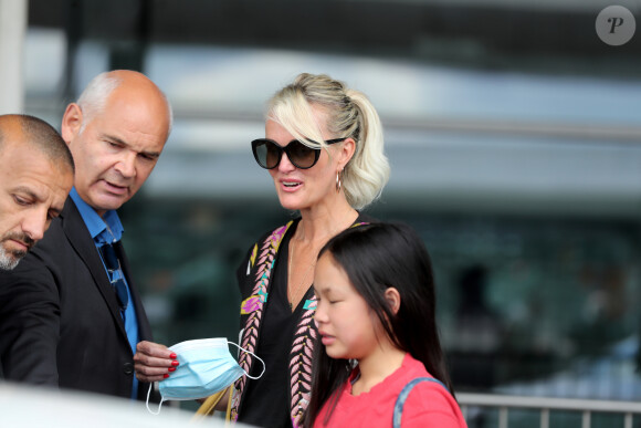 Laeticia Hallyday et ses filles Jade et Joy arrivent, avec des masques de protection contre l'épidémie de coronavirus (Covid-19), à l'aéroport de Paris-Charles-de-Gaulle à Roissy-en-France, France, le 18 juin 2020.