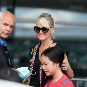 Laeticia Hallyday et ses filles Jade et Joy arrivent, avec des masques de protection contre l'épidémie de coronavirus (Covid-19), à l'aéroport de Paris-Charles-de-Gaulle à Roissy-en-France, France, le 18 juin 2020.