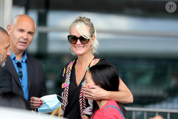 Laeticia Hallyday et ses filles Jade et Joy arrivent, avec des masques de protection contre l'épidémie de coronavirus (Covid-19), à l'aéroport de Paris-Charles-de-Gaulle à Roissy-en-France, France, le 18 juin 2020.