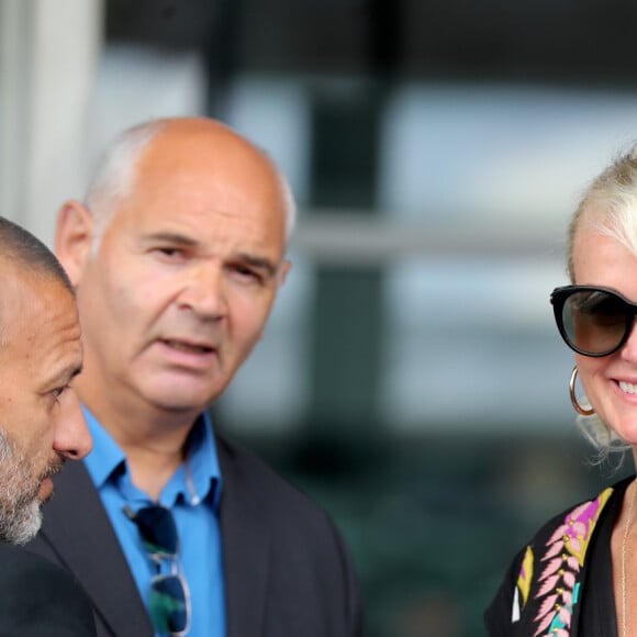 Laeticia Hallyday et ses filles Jade et Joy arrivent, avec des masques de protection contre l'épidémie de coronavirus (Covid-19), à l'aéroport de Paris-Charles-de-Gaulle à Roissy-en-France, France, le 18 juin 2020.