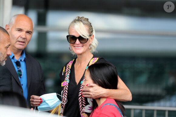 Laeticia Hallyday et ses filles Jade et Joy arrivent, avec des masques de protection contre l'épidémie de coronavirus (Covid-19), à l'aéroport de Paris-Charles-de-Gaulle à Roissy-en-France, France, le 18 juin 2020.