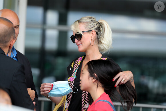 Laeticia Hallyday et ses filles Jade et Joy arrivent, avec des masques de protection contre l'épidémie de coronavirus (Covid-19), à l'aéroport de Paris-Charles-de-Gaulle à Roissy-en-France, France, le 18 juin 2020.