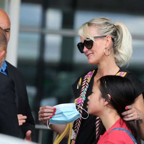 Laeticia Hallyday et ses filles Jade et Joy arrivent, avec des masques de protection contre l'épidémie de coronavirus (Covid-19), à l'aéroport de Paris-Charles-de-Gaulle à Roissy-en-France, France, le 18 juin 2020.