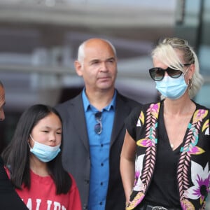 Laeticia Hallyday et ses filles Jade et Joy arrivent, avec des masques de protection contre l'épidémie de coronavirus (Covid-19), à l'aéroport de Paris-Charles-de-Gaulle à Roissy-en-France, France, le 18 juin 2020.