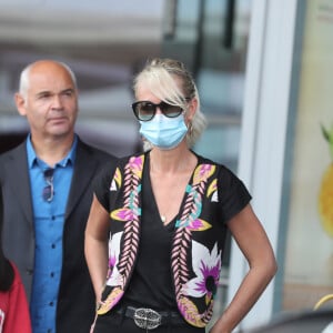 Laeticia Hallyday et ses filles Jade et Joy arrivent, avec des masques de protection contre l'épidémie de coronavirus (Covid-19), à l'aéroport de Paris-Charles-de-Gaulle à Roissy-en-France, France, le 18 juin 2020.