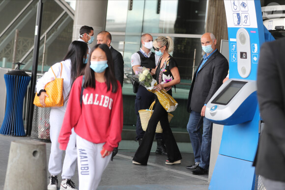 Laeticia Hallyday et ses filles Jade et Joy arrivent, avec des masques de protection contre l'épidémie de coronavirus (Covid-19), à l'aéroport de Paris-Charles-de-Gaulle à Roissy-en-France, France, le 18 juin 2020.