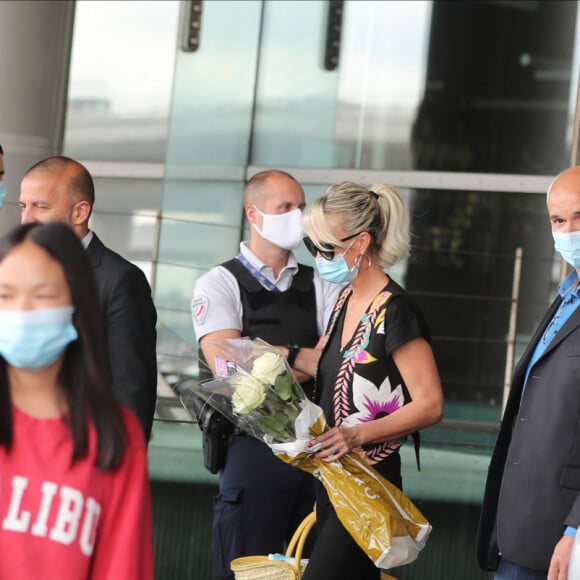 Laeticia Hallyday et ses filles Jade et Joy arrivent, avec des masques de protection contre l'épidémie de coronavirus (Covid-19), à l'aéroport de Paris-Charles-de-Gaulle à Roissy-en-France, France, le 18 juin 2020.