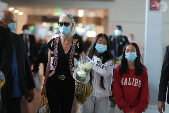 Laeticia Hallyday et ses filles Jade et Joy arrivent, avec des masques de protection contre l'épidémie de coronavirus (Covid-19), à l'aéroport de Paris-Charles-de-Gaulle à Roissy-en-France, France, le 18 juin 2020.
