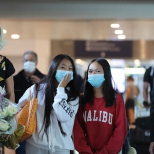 Laeticia Hallyday et ses filles Jade et Joy arrivent, avec des masques de protection contre l'épidémie de coronavirus (Covid-19), à l'aéroport de Paris-Charles-de-Gaulle à Roissy-en-France, France, le 18 juin 2020.