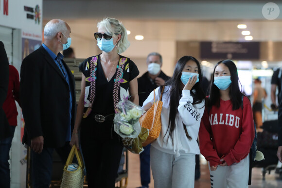 Laeticia Hallyday et ses filles Jade et Joy arrivent, avec des masques de protection contre l'épidémie de coronavirus (Covid-19), à l'aéroport de Paris-Charles-de-Gaulle à Roissy-en-France, France, le 18 juin 2020.
