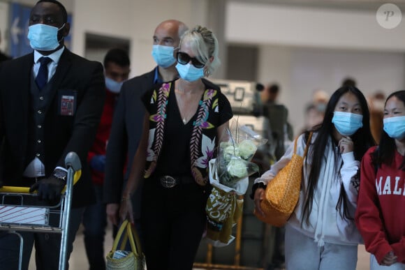 Laeticia Hallyday et ses filles Jade et Joy arrivent, avec des masques de protection contre l'épidémie de coronavirus (Covid-19), à l'aéroport de Paris-Charles-de-Gaulle à Roissy-en-France, France, le 18 juin 2020.