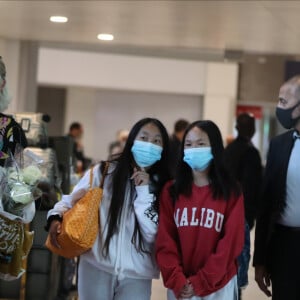 Laeticia Hallyday et ses filles Jade et Joy arrivent, avec des masques de protection contre l'épidémie de coronavirus (Covid-19), à l'aéroport de Paris-Charles-de-Gaulle à Roissy-en-France, France, le 18 juin 2020.