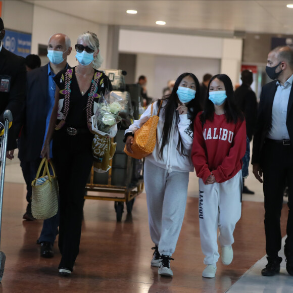 Laeticia Hallyday et ses filles Jade et Joy arrivent, avec des masques de protection contre l'épidémie de coronavirus (Covid-19), à l'aéroport de Paris-Charles-de-Gaulle à Roissy-en-France, France, le 18 juin 2020.
