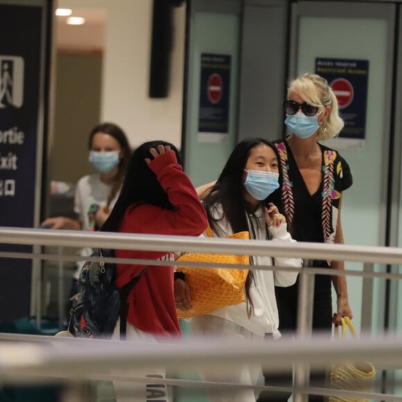 Laeticia Hallyday et ses filles Jade et Joy arrivent, avec des masques de protection contre l'épidémie de coronavirus (Covid-19), à l'aéroport de Paris-Charles-de-Gaulle à Roissy-en-France, France, le 18 juin 2020.