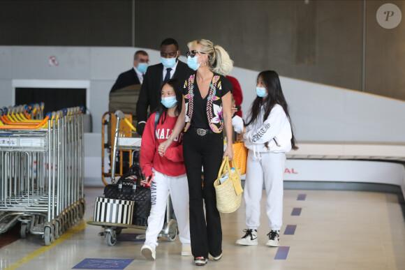 Laeticia Hallyday et ses filles Jade et Joy arrivent, avec des masques de protection contre l'épidémie de coronavirus (Covid-19), à l'aéroport de Paris-Charles-de-Gaulle à Roissy-en-France, France, le 18 juin 2020.