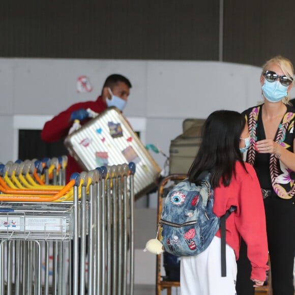 Laeticia Hallyday et ses filles Jade et Joy arrivent, avec des masques de protection contre l'épidémie de coronavirus (Covid-19), à l'aéroport de Paris-Charles-de-Gaulle à Roissy-en-France, France, le 18 juin 2020.