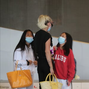 Laeticia Hallyday et ses filles Jade et Joy arrivent, avec des masques de protection contre l'épidémie de coronavirus (Covid-19), à l'aéroport de Paris-Charles-de-Gaulle à Roissy-en-France, France, le 18 juin 2020.