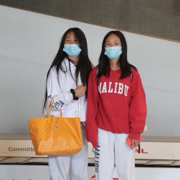 Laeticia Hallyday et ses filles Jade et Joy arrivent, avec des masques de protection contre l'épidémie de coronavirus (Covid-19), à l'aéroport de Paris-Charles-de-Gaulle à Roissy-en-France, France, le 18 juin 2020.