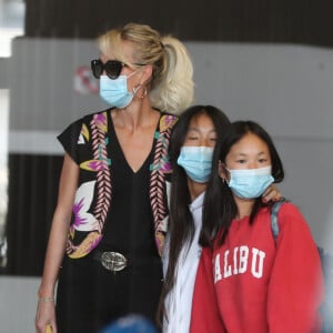 Laeticia Hallyday et ses filles Jade et Joy arrivent, avec des masques de protection contre l'épidémie de coronavirus (Covid-19), à l'aéroport de Paris-Charles-de-Gaulle à Roissy-en-France, France, le 18 juin 2020.