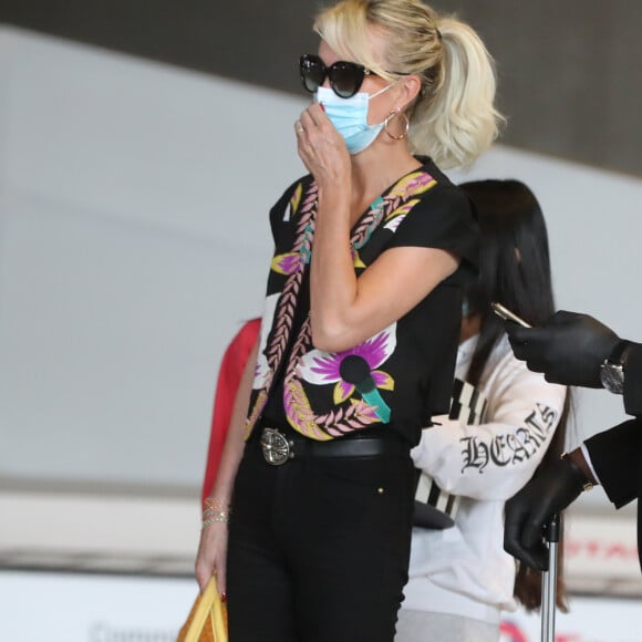 Laeticia Hallyday et ses filles Jade et Joy arrivent, avec des masques de protection contre l'épidémie de coronavirus (Covid-19), à l'aéroport de Paris-Charles-de-Gaulle à Roissy-en-France, France, le 18 juin 2020.