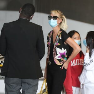 Laeticia Hallyday et ses filles Jade et Joy arrivent, avec des masques de protection contre l'épidémie de coronavirus (Covid-19), à l'aéroport de Paris-Charles-de-Gaulle à Roissy-en-France, France, le 18 juin 2020.