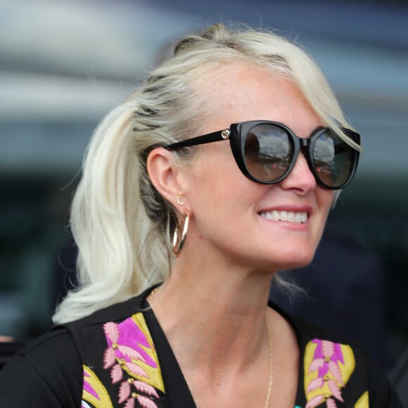 Laeticia Hallyday et ses filles Jade et Joy arrivent, avec des masques de protection contre l'épidémie de coronavirus (Covid-19), à l'aéroport de Paris-Charles-de-Gaulle à Roissy-en-France, France, le 18 juin 2020.