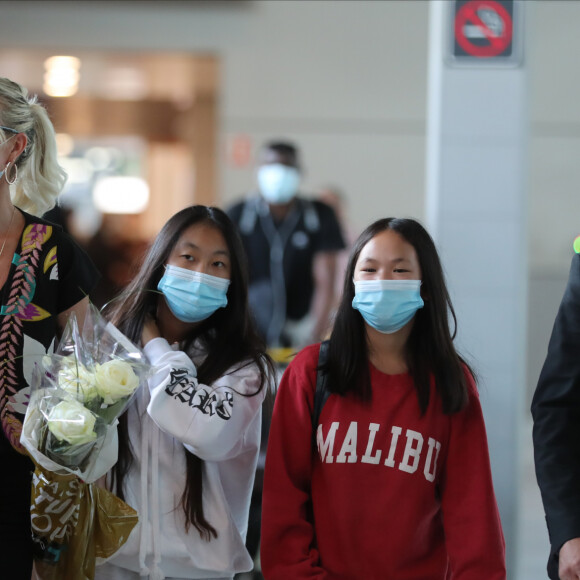 Laeticia Hallyday et ses filles Jade et Joy arrivent, avec des masques de protection contre l'épidémie de coronavirus (Covid-19), à l'aéroport de Paris-Charles-de-Gaulle à Roissy-en-France, France, le 18 juin 2020.