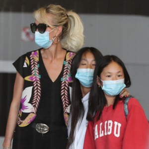 Laeticia Hallyday et ses filles Jade et Joy arrivent, avec des masques de protection contre l'épidémie de coronavirus (Covid-19), à l'aéroport de Paris-Charles-de-Gaulle à Roissy-en-France, France, le 18 juin 2020.