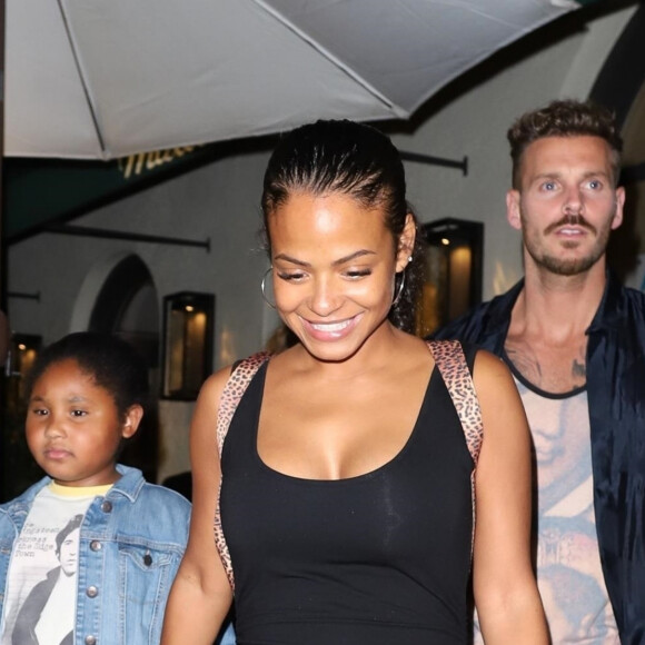 Christina Milian, enceinte, son compagnon Matt Pokora et sa fille Violet Madison sont allés dîner dans le restaurant Madeo à Beverly Hills, le 8 août 2019. Veuillez flouter le visage des enfants avant publication.  Pregnant Christina Milian shows off her growing baby bump in a black dress as she steps out after dinner at Madeo in Beverly Hills with her daughter Violet and boyfriend Matt Pokora on August 8th, 2019. Please hide children face prior publication.08/08/2019 - Los Angeles