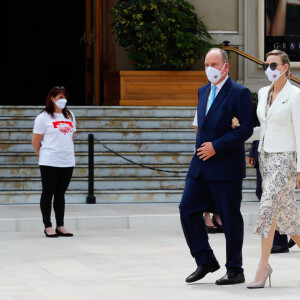 Le prince Albert II de Monaco, la princesse Charlène de Monaco - Le mardi 2 juin 2020 à Monaco, ce jour, qui restera sans doute dans les annales, marque l'inauguration par le couple princier de la nouvelle architecture de la Place du Casino et la réouverture simultanée de l'emblématique Brasserie du Café de Paris Monte-Carlo, fermée suite à la crise sanitaire liée à l'épidémie de Coronavirus (Covid-19). Les participants portent tous des masques fournis par la fondation Princesse Charlène de Monaco. © Claudia Albuquerque / Bestimage