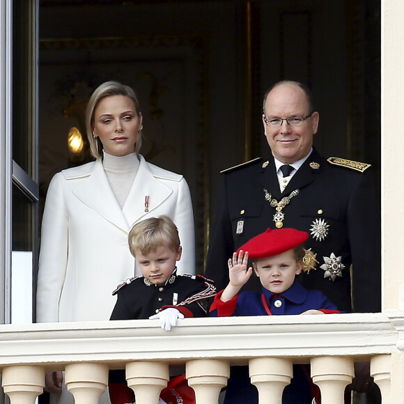 La princesse Charlène, le prince Albert II de Monaco, leurs enfants le prince Jacques et la princesse Gabriella - La famille princière de Monaco au balcon du palais lors de la Fête nationale monégasque à Monaco. Le 19 novembre 2019 © Jean-François Ottonello / Nice Matin / Bestimage