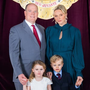 Le prince Albert de Monaco, son épouse Charlene et leurs enfants Jacques et Gabriella posent pour une nouvelle photo officielle au palais princier. Le 1er décembre 2019.