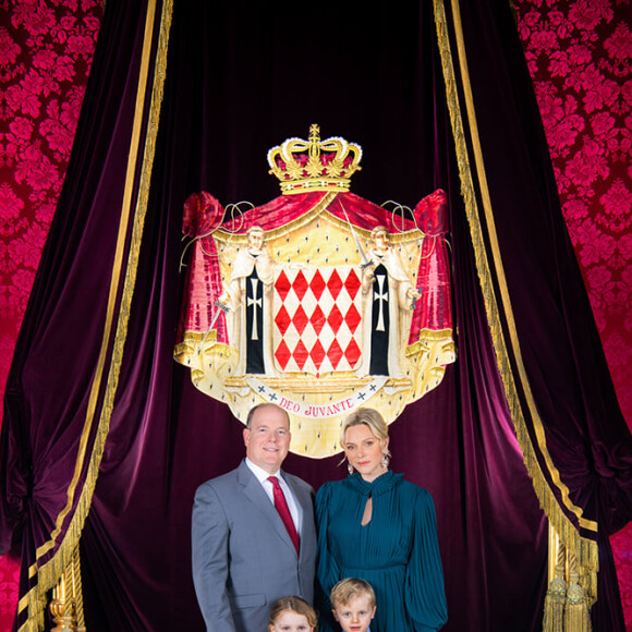 Le prince Albert de Monaco, son épouse Charlene et leurs enfants Jacques et Gabriella posent pour une nouvelle photo officielle au palais princier. Le 1er décembre 2019.