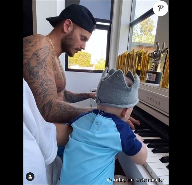 M. Pokora au piano avec son fils Isaiah. Le chanteur français est confiné à Los Angeles avec sa famille. Le 6 mai 2020.
