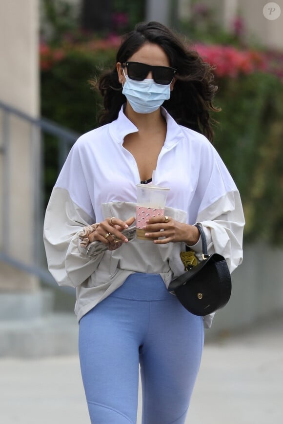 Exclusif - Eiza Gonzalez, avec un masque de protection contre le coronavirus (Covid-19), va déjeuner avec des amis à Los Angeles, après avoir payé l'horodateur. Le 17 juin 2020.
