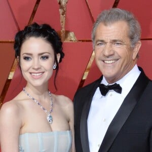 Mel Gibson et Rosalind Ross sur le tapis rouge de la cérémonie des Oscars à Los Angeles le 26 février 2017.