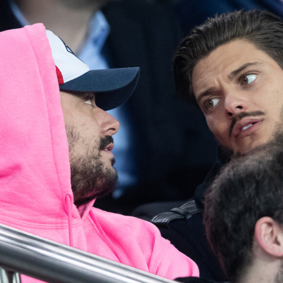 Kev Adams et Rayane Bensetti dans les tribunes lors du match de championnat de Ligue 1 Conforama opposant le Paris Saint-Germain (PSG) aux Girondins de Bordeaux au Parc des Princes à Paris, France, le 23 février 2020. © Cyril Moreau/Bestimage