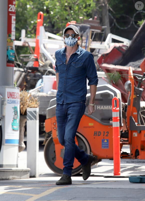 Exclusif - Emma Roberts et son compagnon Garrett Hedlund font un stop dans une station service à Los Angeles le 23 juin 2020.